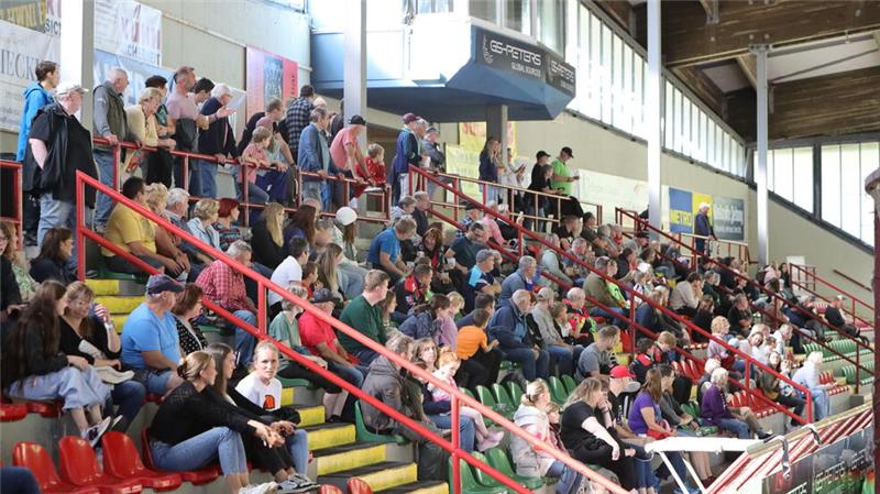 Das Eisstadion feiert das 50-jährige Bestehen Etwa 400 Besucher kommen nach Schätzungen des BTG-Geschäftsführers Dirk Becker zu dem Eishockeyspiel, vor dem die offiziellen Grußworte des 50-jährigen Bestehens des Eisstadion gesprochen werden.