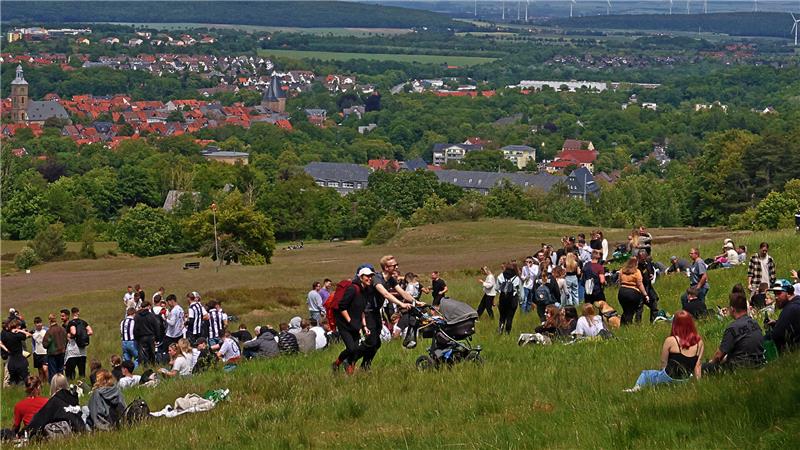 Etwa 500 Personen feierten in den Nachmittagsstunden oberhalb von Goslar.