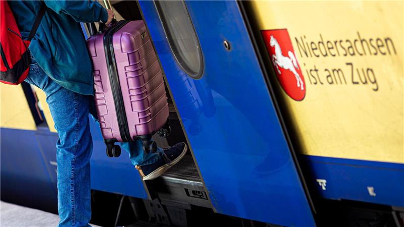 Etwa drei von vier Niedersachsen kommen binnen fünf Minuten zu Fuß zu einer ÖPNV-Haltestelle. (Symbolbild)