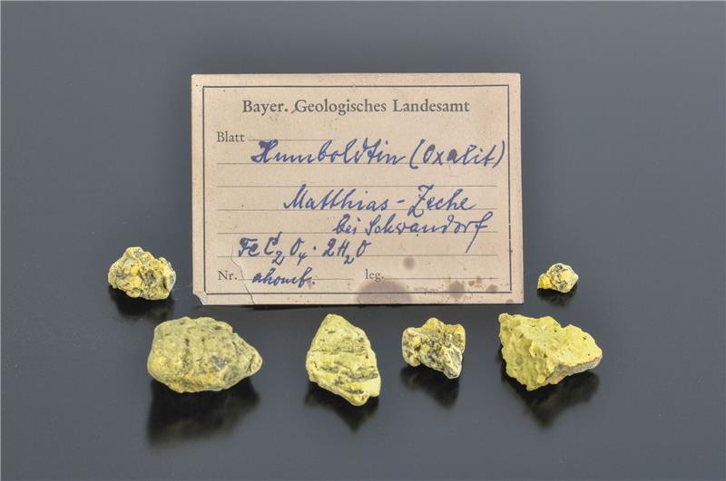 Überraschungsfund: sehr seltenes Mineral entdeckt Etwa haselnussgroße Brocken des äußerst seltenen Minerals Humboldtin haben Fachleute in einer Gesteinssammlung im Norden Bayerns entdeckt.