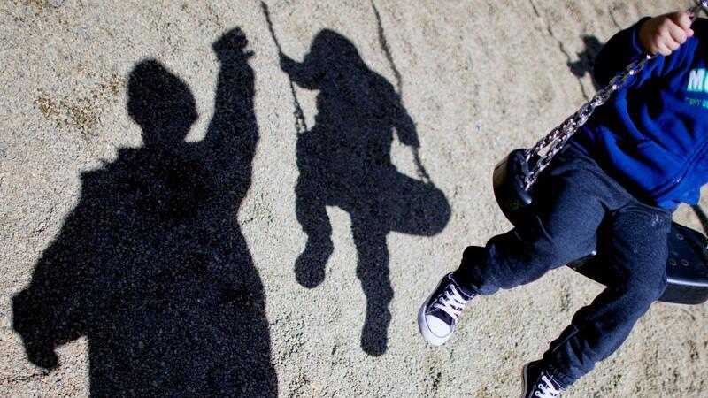 Analyse: Alleinerziehende am stärksten von Armut betroffen Etwa jede fünfte Familie mit Kindern unter 18 Jahren ist alleinerziehend.