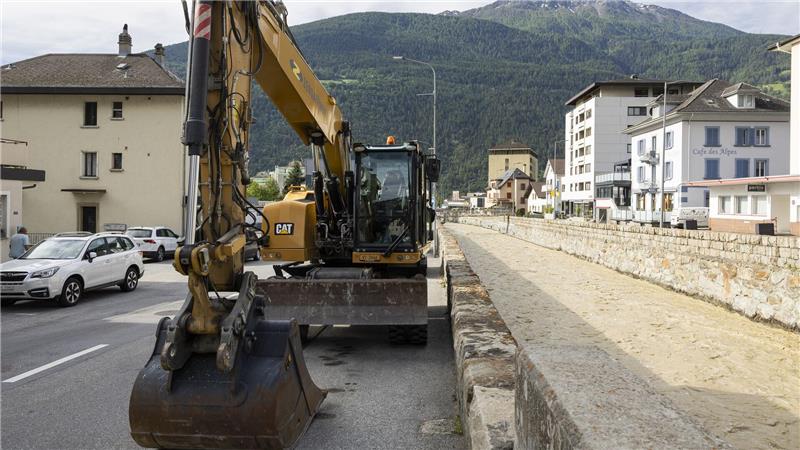 Etwaiges Schwemmmaterial soll schnell aus der Lonza genommen werden, um Blockaden zu verhindern