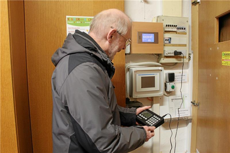 Eugen Griesmayr erklärt, wie die Ecantore-Fernbedienung funktioniert. Foto: Jenzora