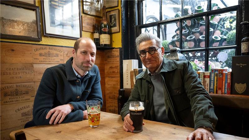 Eugene Levy (r) und Prinz William in einer Folge der Reise-Serie „Urlaub wider Willen mit Eugene Levy“.
