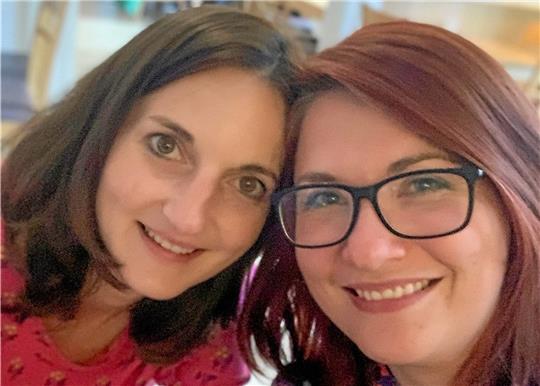 Eugenie Linke (li.) und Stefanie Bauer haben sich mit einem Stoffladen selbstständig gemacht.  Foto: Privat