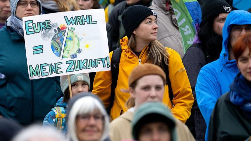 Tausende fordern vor Europawahl Klima- und Demokratieschutz „Eure Wahl = Meine Zukunft“: Demonstrierende auf dem Königsplatz in München.