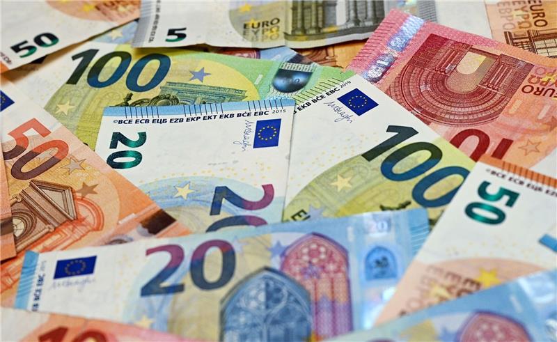 Rund zehn Millionen Euro für Drogenhilfe beschlossen Eurobanknoten liegen auf einem Tisch.