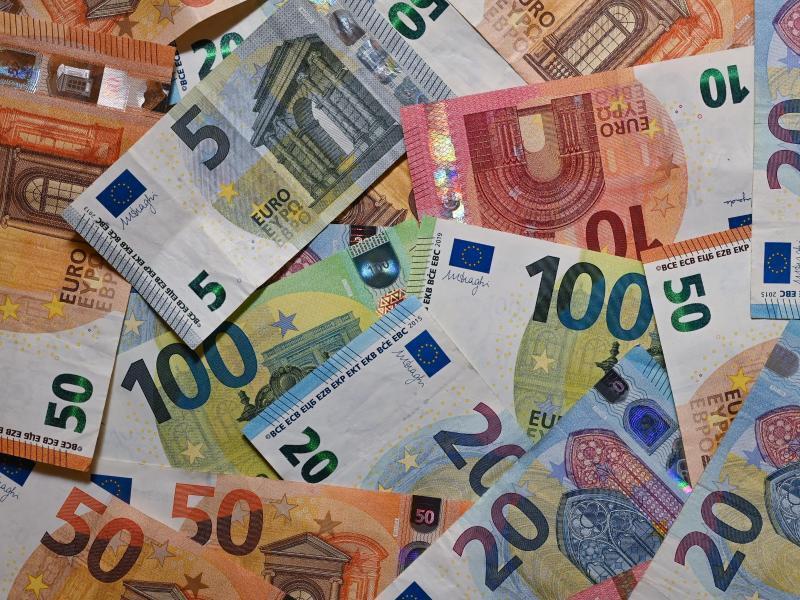 Finanzspritze vom Bund: Rund vier Millionen Euro für die Innenstadt Eurobanknoten liegen auf einem Tisch. Foto: Patrick Pleul/dpa-Zentralbild/dpa/Illustration