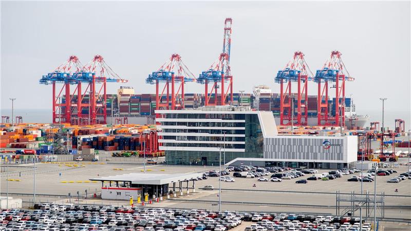 Eurogate hat an seinen Terminals in Wilhelmshaven, Bremerhaven und Hamburg einen eigenen Winterdienst. (Archivbild) 