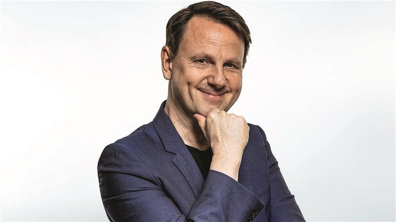Komische Nacht feiert 25. Ausgabe mit acht Acts in acht Lokalen Europa mal komisch: Sebastian Schnoy verbindet Kabarett mit klugen Fragen und klaren Pointen.