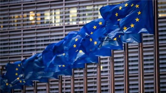 Europaflaggen wehen vor dem Sitz der EU-Kommission.