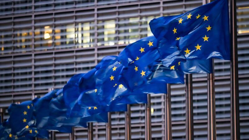 Zwischenstand: Wahlbeteiligung in Bremen etwas niedriger Europaflaggen wehen vor dem Sitz der EU-Kommission.