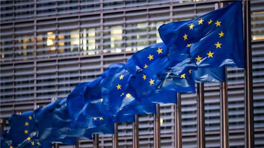 Europaflaggen wehen vor dem Sitz der EU-Kommission.