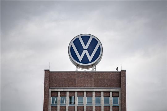 Europas größter Autobauer Volkswagen bereitet seine Belegschaft auf Einschnitte auch beim Personal vor.