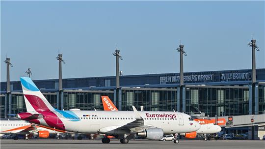 Eurowings-Maschine am Flughafen - einsteigen mit gutem Gewissen, weil man Klimaschutzprojekte unterstützt hat?