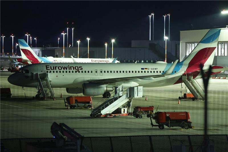 Streik bei Eurowings: Fast Hälfte der Flüge soll ausfallen Eurowings-Maschinen auf dem Flughafen Hamburg.