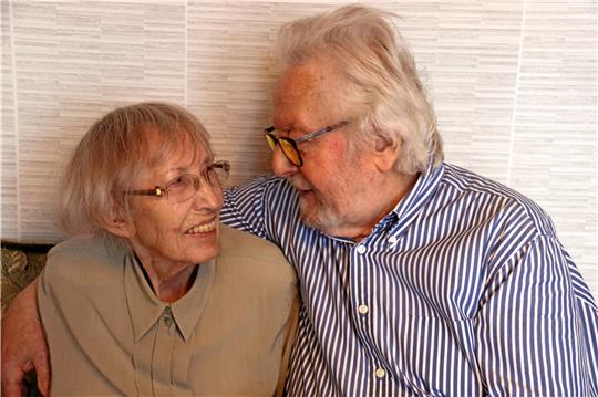 Eva (90) und Manfred Kreie (87) feiern heute ihre Eiserne Hochzeit. Foto: Hartmann