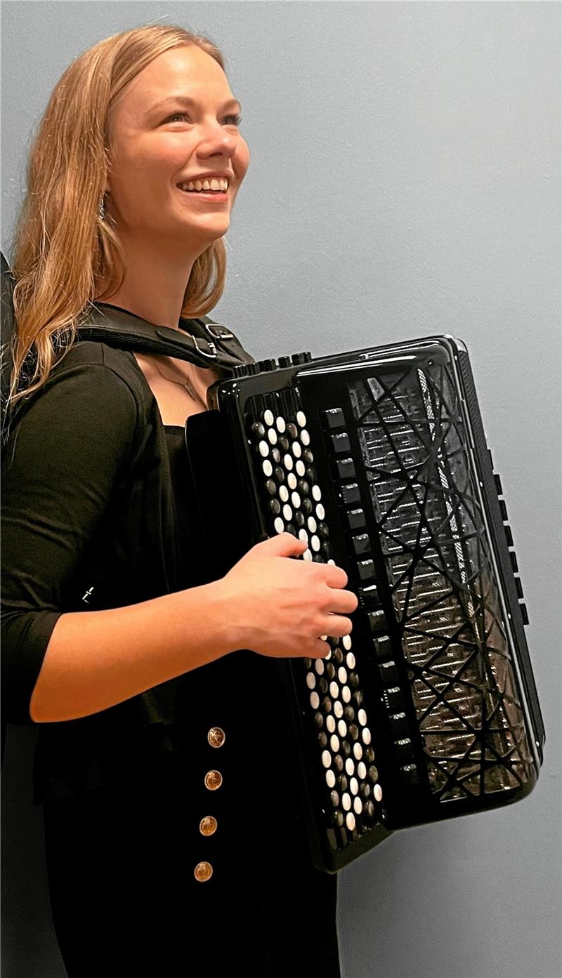 Eva Debbeler zeigt, dass ihr Akkordeon mehr kann als Folklore.