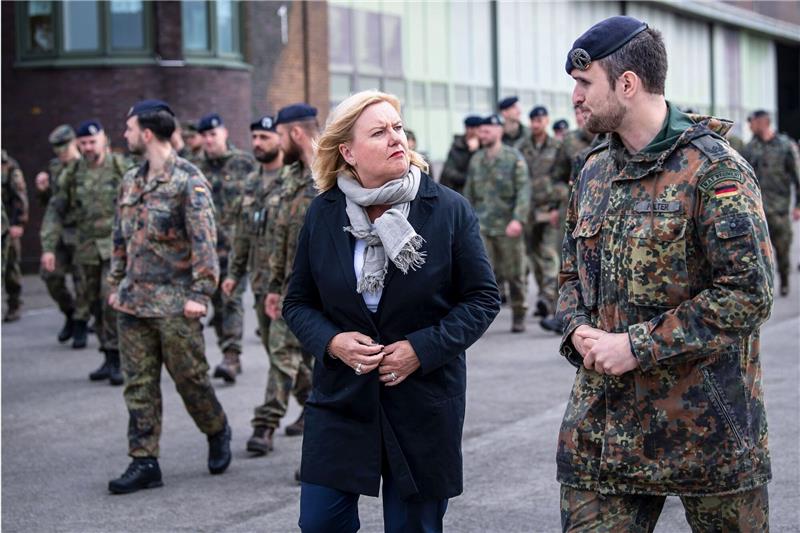 Eva Högl (SPD), Wehrbeauftragte des Deutschen Bundestages, bei einem Truppenbesuch in Schortens. Hier zusammen mit Major Dirk Polter.
