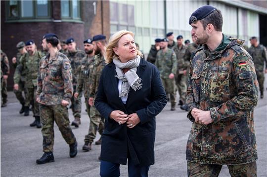 Eva Högl (SPD), Wehrbeauftragte des Deutschen Bundestages, bei einem Truppenbesuch in Schortens. Hier zusammen mit Major Dirk Polter.