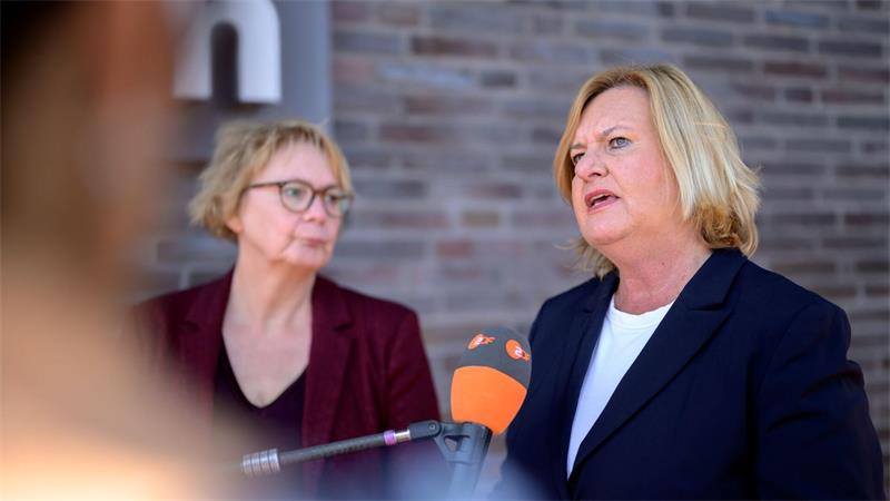Seehäfen sollen vor Drohnen geschützt werden Eva Högl (r.) und Daniela Behrens.