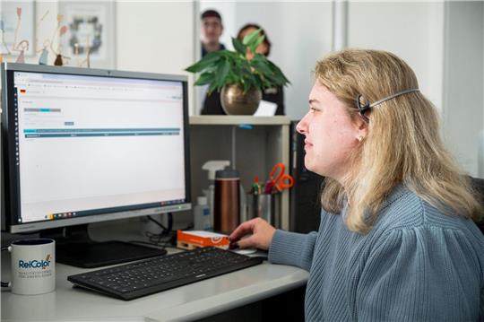 Eva Lenz arbeitet am Empfang der ReiColor Chemie-GmbH.