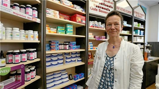 Eva Peinemann aus Clausthal-Zellerfeld steht hinter den Zielen des heutigen Protesttags, trotzdem bleibt ihre Apotheke geöffnet, ebenso wie die anderen Apotheken in Clausthal-Zellerfeld und einige andere im Landkreis Goslar.  Foto: Neuendorf