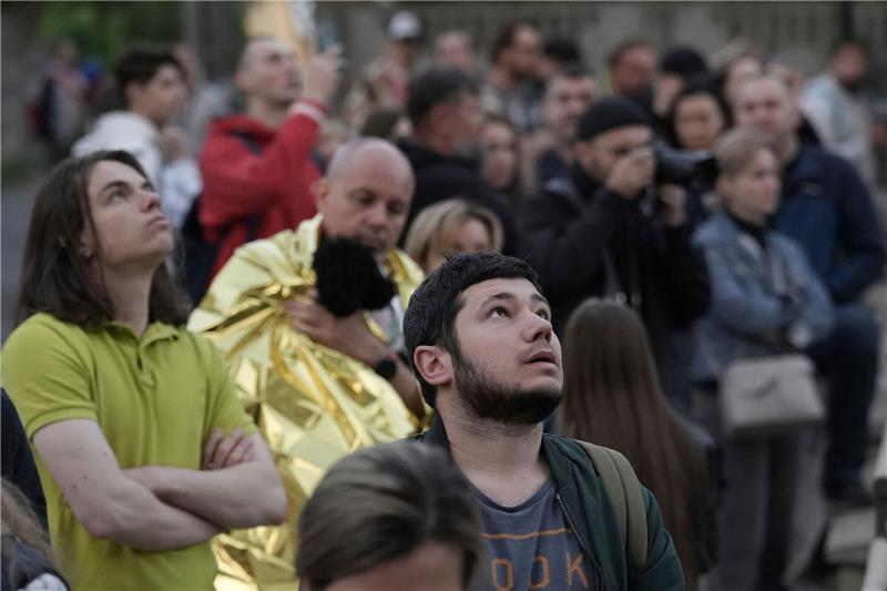 Krieg gegen die Ukraine: So ist die Lage Evakuierte Bewohner sehen sich ihr mehrstöckiges Wohnhaus an, das während des Angriffs auf Kiew beschädigt wurde.