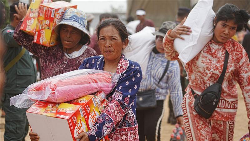 Evakuierte haben in der Provinz Oddar Meanchey im Norden Kambodschas Lebensmittel erhalten.
