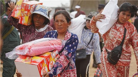 Evakuierte haben in der Provinz Oddar Meanchey im Norden Kambodschas Lebensmittel erhalten.