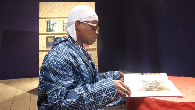 Evan Ifekoya gestaltete für die Ausstellung „The Archive is an Altar“ eine Leseecke aus Styrodur. Hier können die Besucher in Büchern über die Traditionen der Yoruba auf Entdeckungsreise gehen.