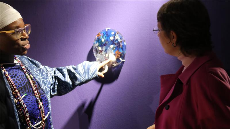 Evan Ifekoya (links) und Mönchehaus-Direktorin Miriam Bettin vor einer kleinen Meereswelt: In Plexiglas eingegossen finden sich in dieser Scheibe Muscheln, Algen und weitere organische Materialien, die Ifekoya bei Strandspaziergängen entdeckte.