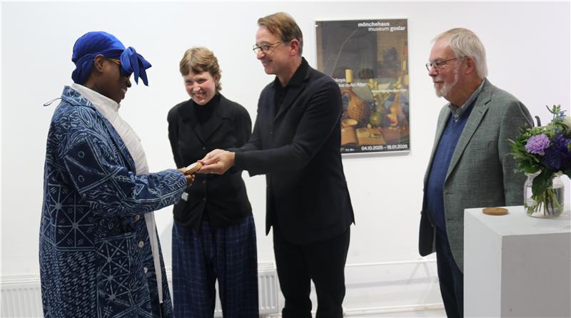 Evan Ifekoya (von links) erhält die Silbermedaille für den Gewinn des Kaiserringstipendiums. Die neue Museumsdirektorin Miriam Bettin, der Fördervereinsvorsitzende Florian Haacke und Michael Büchting von der AKB-Stiftung, die den Preis fördert.