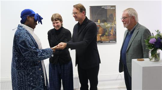 Evan Ifekoya (von links) erhält die Silbermedaille für den Gewinn des Kaiserringstipendiums. Die neue Museumsdirektorin Miriam Bettin, der Fördervereinsvorsitzende Florian Haacke und Michael Büchting von der AKB-Stiftung, die den Preis fördert.