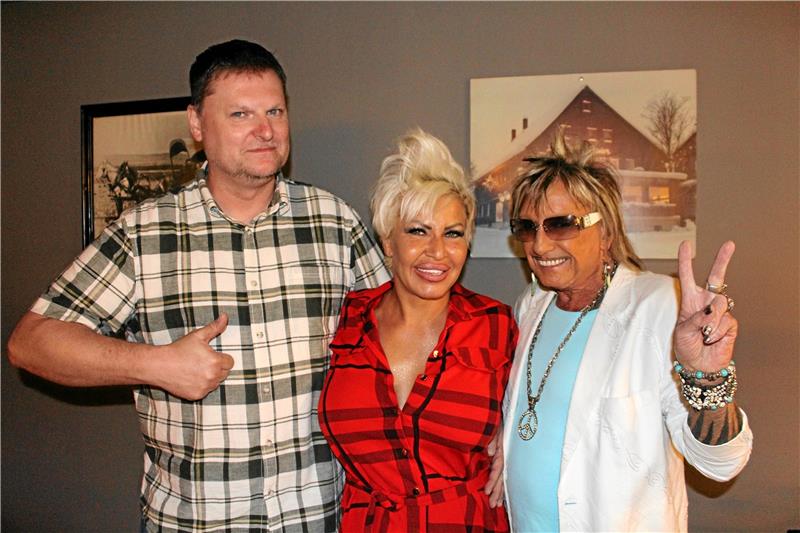 Altenauer Kleinkunstbühne zieht um: Promi kommt zur Party Eventmanager Tom Hirsch (li.) mit Reality-Größen Ginger Costello-Wollersheim und Bert Wollersheim. Archivfoto: Wendt