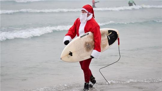 Events mit surfenden Weihnachtsmännern gibt es mittlerweile in mehreren Ländern. (Archivbild)