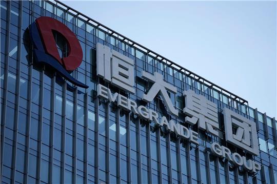 Evergrande ist ein Gigant der Branche und umgerechnet mit mehr als 300 Milliarden Euro verschuldet.
