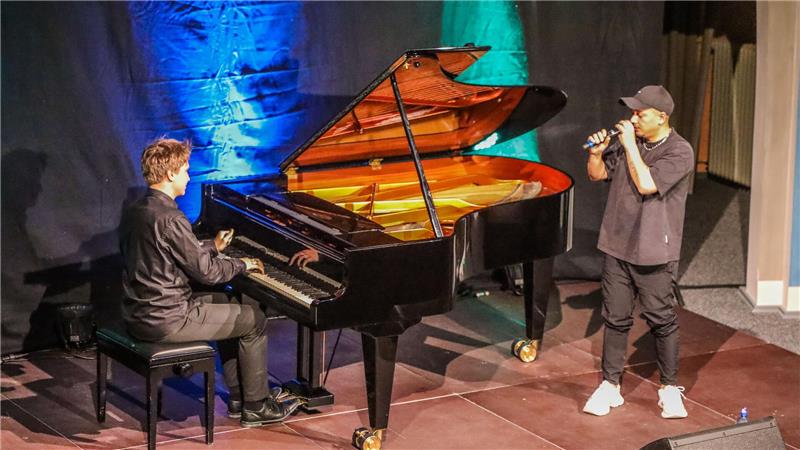 Evgeny Konnov am Klavier und der Beatboxer Robeat lassen gemeinsam Genregrenzen verschwimmen.