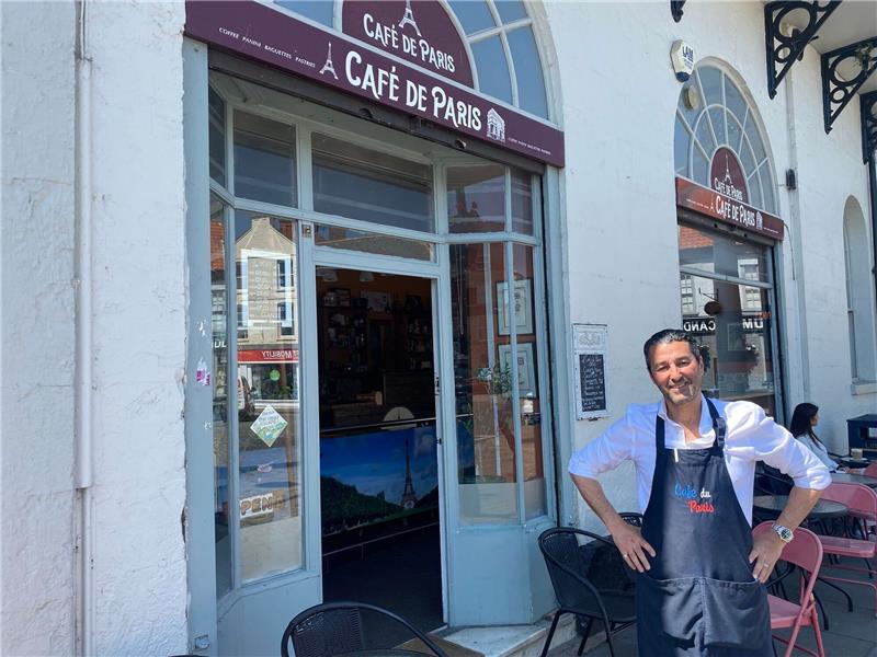 7 Jahre später: „Brexit-City” bereut das EU-Aus nicht Ex-Bürgermeister Anton Dani steht vor seinem Café und hält den Brexit noch immer für eine gute Idee.