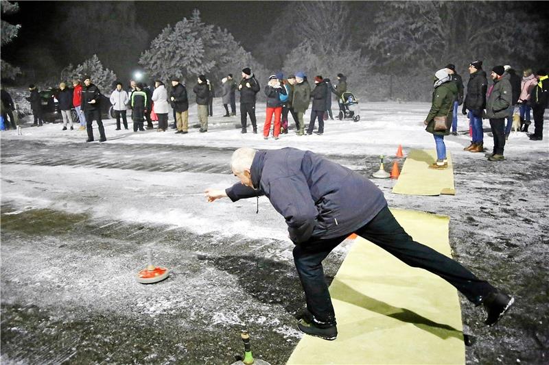 Hohegeißer Tradition: Eisstöcke flitzen wieder übers Eis Ex Bürgermeister Stefan Grote startet beim Eisstockschießen für die Mannschaft vom Museumsverein und hatte wie allen anderen einen Riesenspaß.
