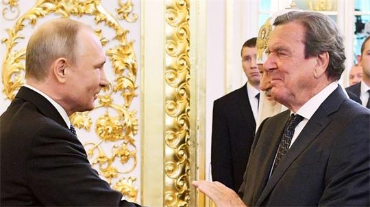 Ex-Bundeskanzler Gerhard Schröder (SPD) ist von Kremlchef Wladimir Putin zu dessen Geburtstagsfeier eingeladen worden. (Archivbild)