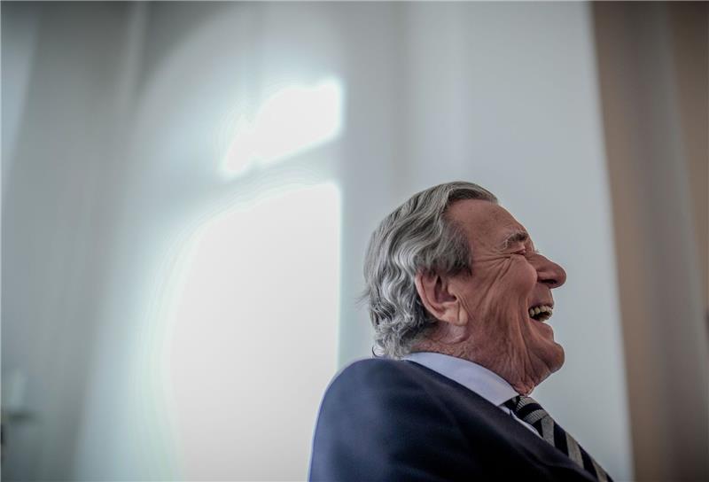 Schröder wird 80: Kein Verstecken mehr Ex-Bundeskanzler Gerhard Schröder (SPD) wird heute 80 Jahre alt.