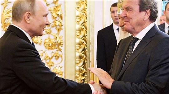 Ex-Bundeskanzler Gerhard Schröder und Kremlchef Wladimir Putin hatten nach russischen Angaben ein Vieraugengespräch. (Archivbild)