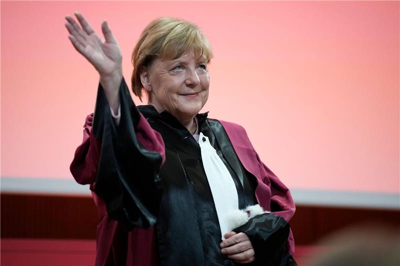 Zurück in die Schulzeit: Merkel beim Abitreffen Ex-Bundeskanzlerin Angela Merkel hat erst kürzlich die Ehrendoktorwürde erhalten. Jetzt feierte sie erneut ihr Abitur.