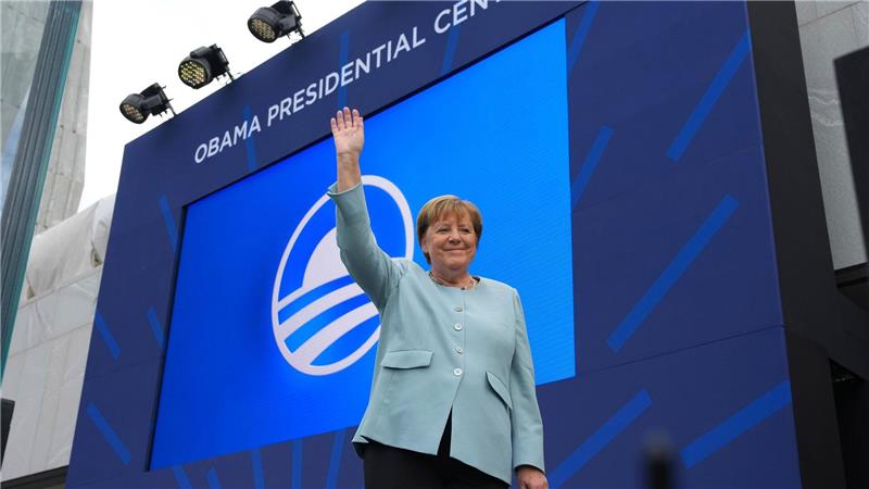 Ex-Bundeskanzlerin Merkel ist überraschend bei der Einweihung des Obama-Centers.