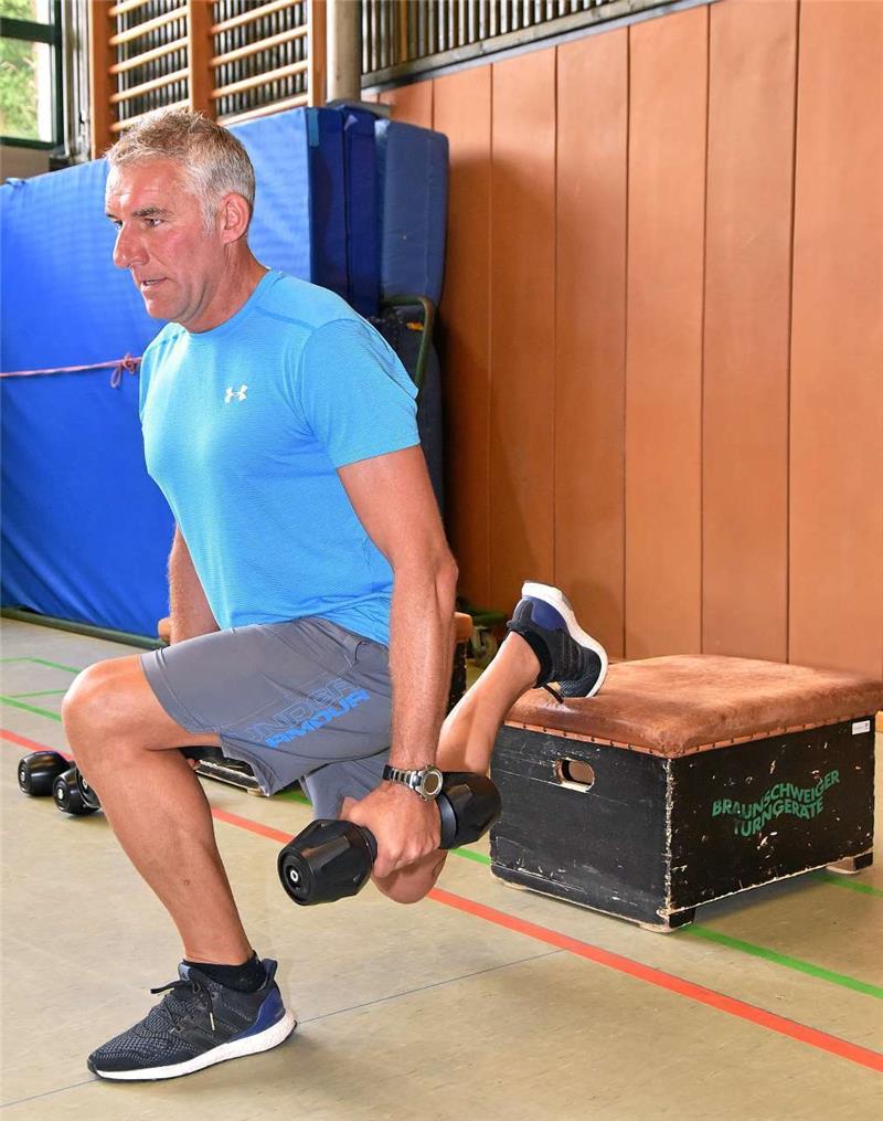 Ex-Bundesliga-Coach Mirko Slomka führt Fitnessübungen vor.
