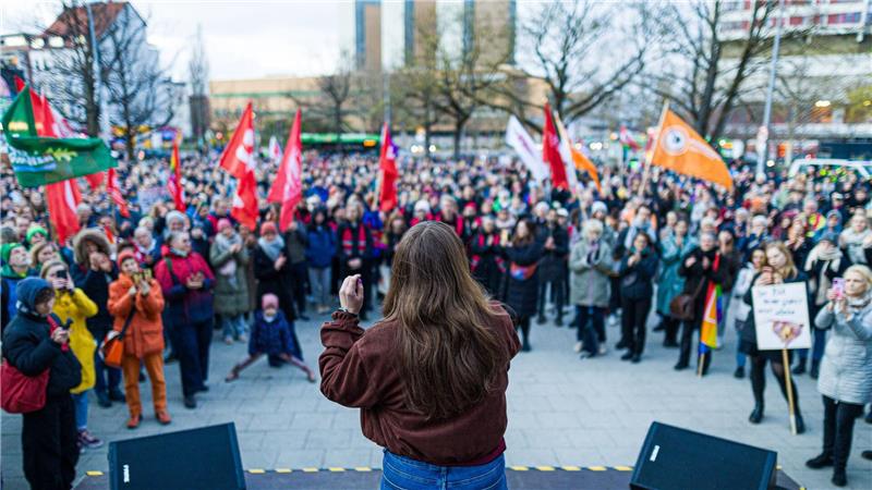 Ex-Grünen-Vorsitzende Ricarda Lang spricht in Hannover zu den Teilnehmerinnen und Teilnehmern der Kundgebung.