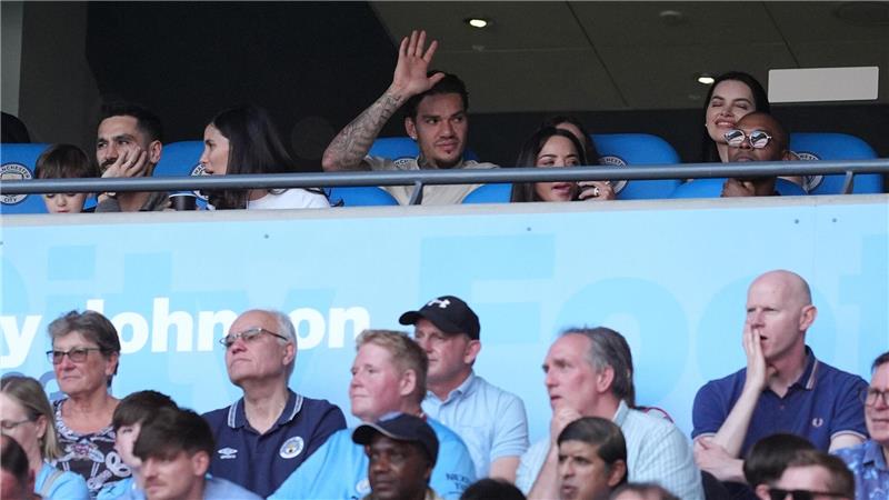 Ex-Man-City-Profi Ilkay Gündogan (l) schaute von der Tribüne zu und wurde nach dem Spiel geehrt.