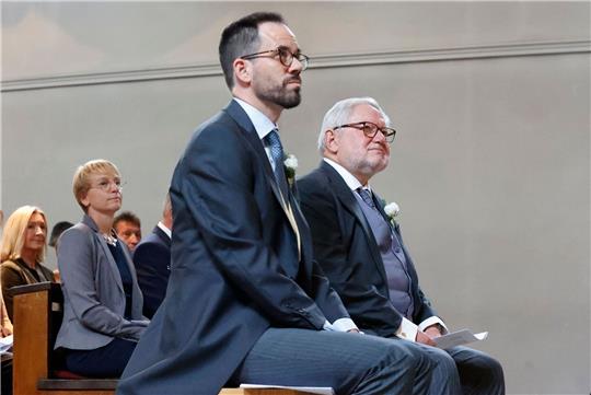 Ex-Mönch Anselm Bilgri (r) heiratet seinen Mann Markus Bilgri kirchlich in der alt-katholischen Kirche St. Willibrord.