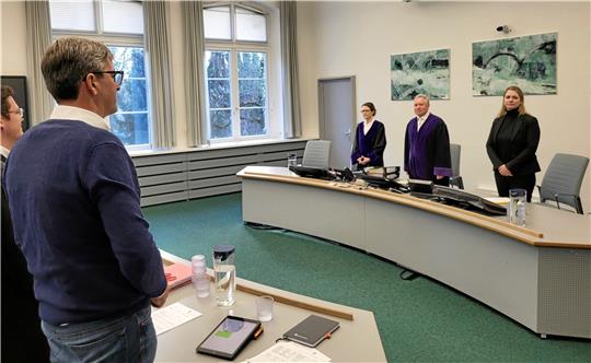 Ex-OB Oliver Junk (2.v.l.) und sein Anwalt Florian Siebe bei der Verhandlung am Verwaltungsgericht. Foto: Roß